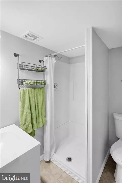 Bath - 1530 Kramer Ave, Reading, PA 19606 photo 3 of 3