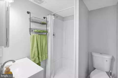 Bath - 1530 Kramer Ave, Reading, PA 19606 photo 2 of 3