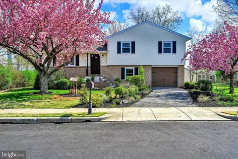 902 Suellen Dr, Reading, PA 19605