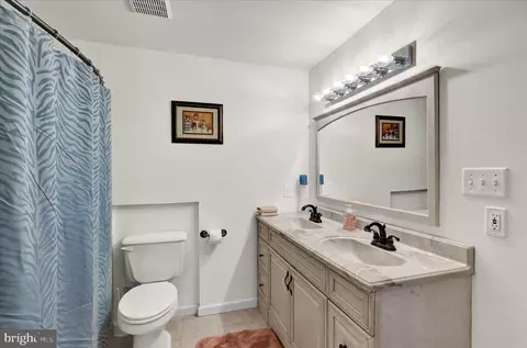 Bath - 208 N Sandy Ln, Reading, PA 19608 photo 1 of 3