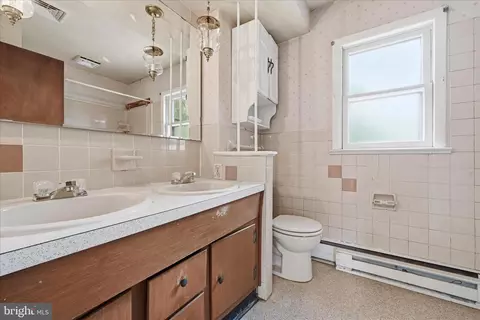 Bath - 904 Crestview Ave, Reading, PA 19607 photo 1 of 3