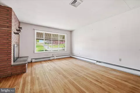 Living - 904 Crestview Ave, Reading, PA 19607 photo 1 of 3