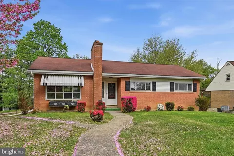 Exterior - 904 Crestview Ave, Reading, PA 19607 photo 4 of 6