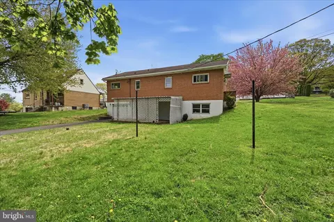 Exterior - 904 Crestview Ave, Reading, PA 19607 photo 5 of 6
