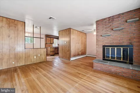 Living - 904 Crestview Ave, Reading, PA 19607 photo 2 of 3