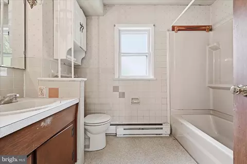 Bath - 904 Crestview Ave, Reading, PA 19607 photo 2 of 3