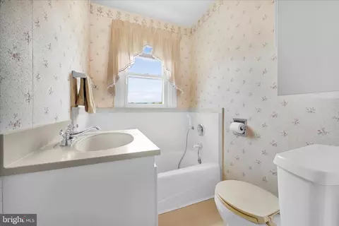 Bath - 1340 Fern Ave, Reading, PA 19607 photo 1 of 1
