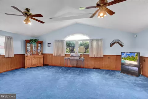 Living - 9 Wingert Rd, Reading, PA 19610 photo 2 of 3