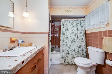 Bath - 1430 Logan St, Reading, PA 19607 photo 2 of 2