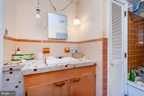 Bath - 1430 Logan St, Reading, PA 19607 photo 1 of 2