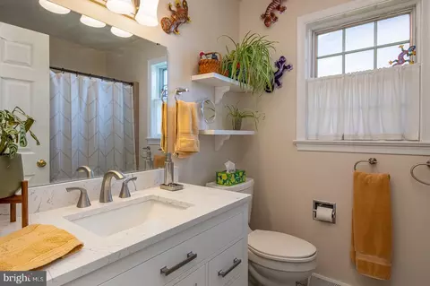 Bath - 31 Estates Dr, Reading, PA 19606 photo 3 of 4