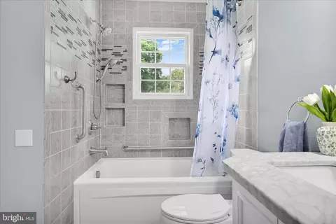 Bath - 2 Cathy Ann Dr, Reading, PA 19606 photo 2 of 3