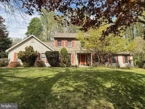 4 Royal Ct, Reading, PA 19607