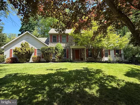 4 Royal Ct, Reading, PA 19607