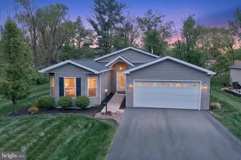 67 Cormorant Dr, Bechtelsville, PA 19505