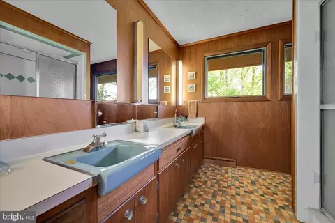 Bath - 40 Devon Dr, Reading, PA 19606 photo 2 of 4