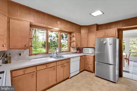 Kitchen - 40 Devon Dr, Reading, PA 19606 photo 3 of 4