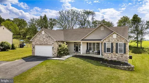 54 Walnut Dr W, Bernville, PA 19506