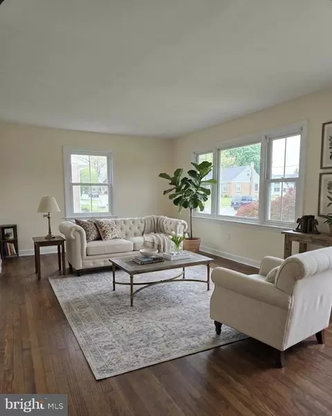 Living - 2804 Garfield Ave, Reading, PA 19609 photo 2 of 3