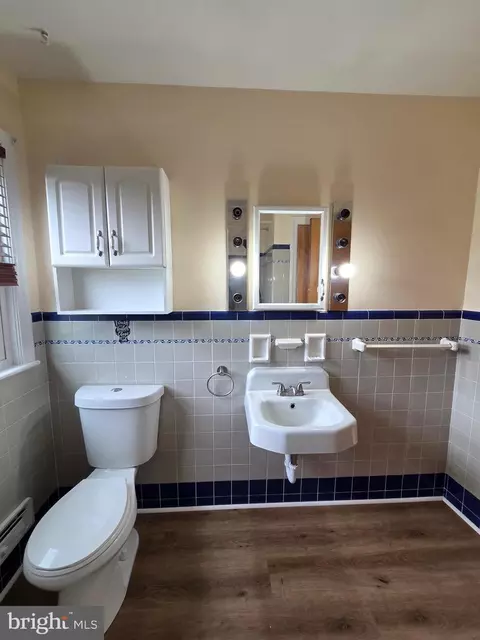 Bath - 2804 Garfield Ave, Reading, PA 19609 photo 2 of 3