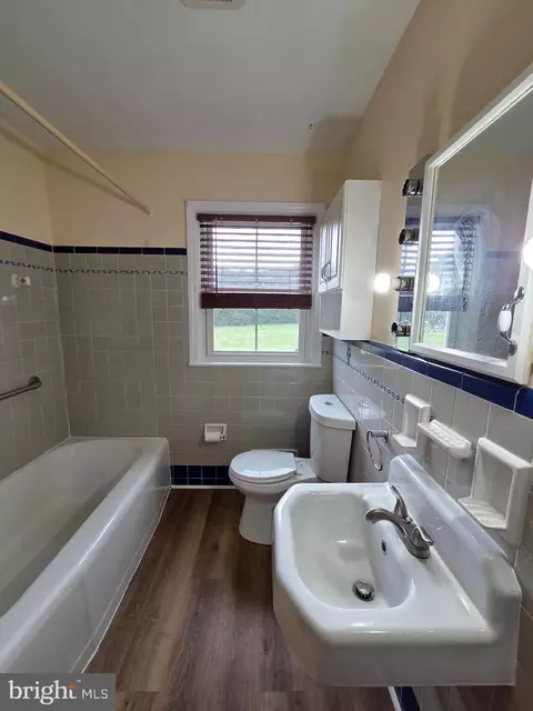 Bath - 2804 Garfield Ave, Reading, PA 19609 photo 3 of 3