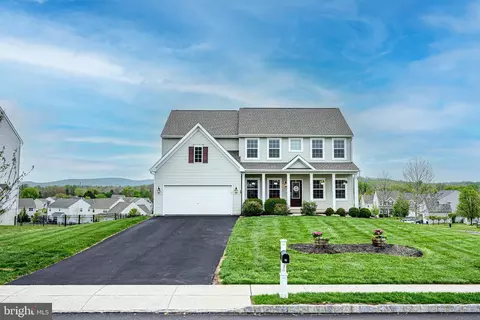 29 Sovereign Dr, Douglassville, PA 19518