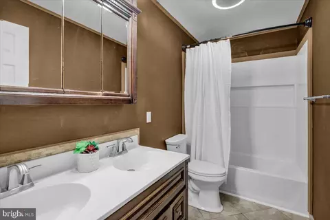 Bath - 2126 Mayo Dr, Reading, PA 19601 photo 2 of 2