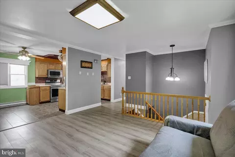 Entry Way - 2126 Mayo Dr, Reading, PA 19601 photo 2 of 6