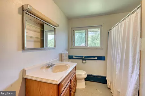Bath - 341 Hazel St, Reading, PA 19611 photo 1 of 1