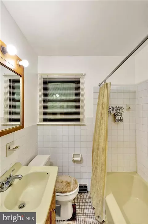 Bath - 1242 Commonwealth Blvd, Reading, PA 19607 photo 2 of 2