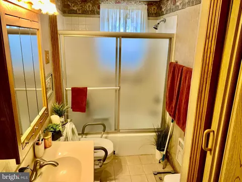 Bath - 1436 Birch St, Reading, PA 19604 photo 1 of 1