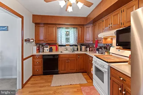 Kitchen - 334 Ernst Rd, Reading, PA 19601 photo 2 of 2