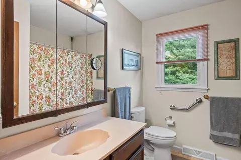 Bath - 805 Bare Path Rd, Reading, PA 19608 photo 3 of 7