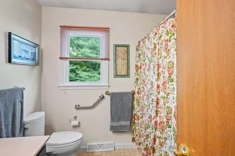 Bath - 805 Bare Path Rd, Reading, PA 19608 photo 4 of 7