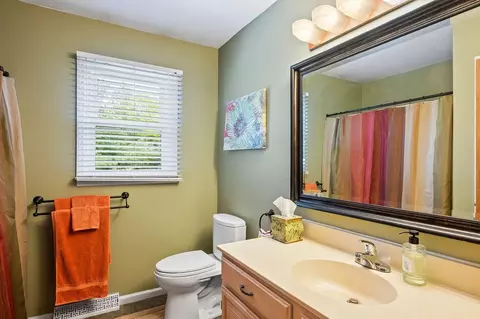 Bath - 805 Bare Path Rd, Reading, PA 19608 photo 5 of 7