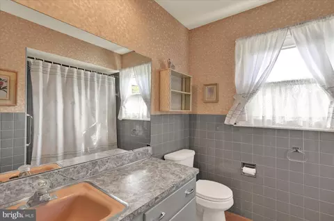 Bath - 74 Oberlin Ave, Reading, PA 19608 photo 2 of 3