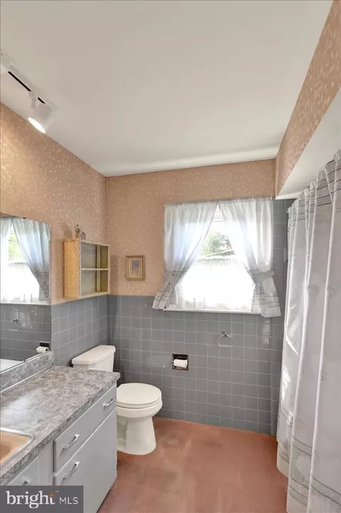 Bath - 74 Oberlin Ave, Reading, PA 19608 photo 3 of 3