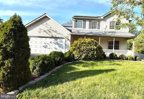 6081 Long Pond Dr, Birdsboro, PA 19508