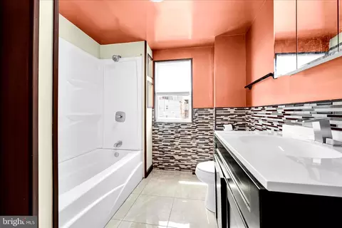 Bath - 744 Pear St, Reading, PA 19601 photo 1 of 1
