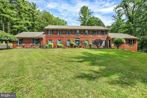 8 Tudor Ct, Mohnton, PA 19540