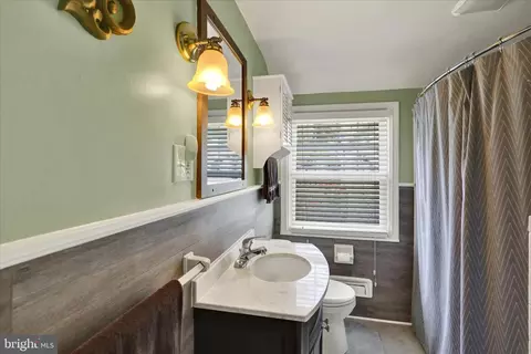 Bath - 17 E Park Rd, Reading, PA 19609 photo 1 of 4