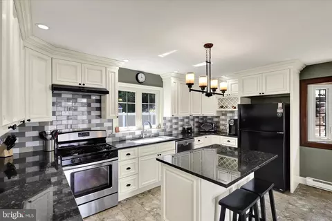 Kitchen - 17 E Park Rd, Reading, PA 19609 photo 2 of 4