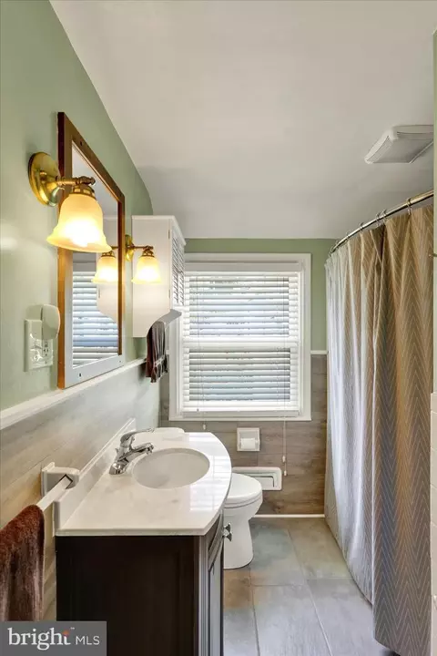 Bath - 17 E Park Rd, Reading, PA 19609 photo 2 of 4