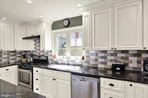 Kitchen - 17 E Park Rd, Reading, PA 19609 photo 3 of 4