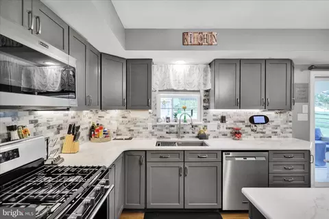 Kitchen - 405 S Sandy Ln, Reading, PA 19608 photo 2 of 5