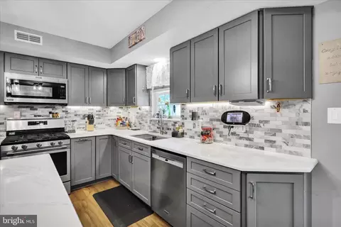 Kitchen - 405 S Sandy Ln, Reading, PA 19608 photo 4 of 5