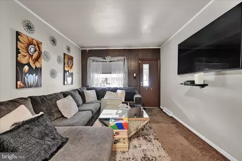 Entry Way - 936 N Pike St, Reading, PA 19604 photo 3 of 12