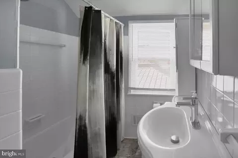 Bath - 513 Harding Ave, Reading, PA 19607 photo 1 of 2