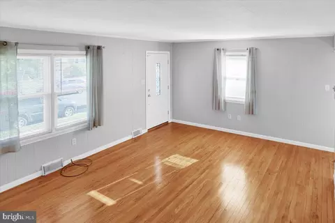 Living - 513 Harding Ave, Reading, PA 19607 photo 4 of 4