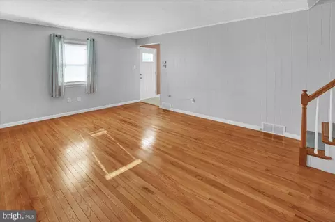 Living - 513 Harding Ave, Reading, PA 19607 photo 2 of 4